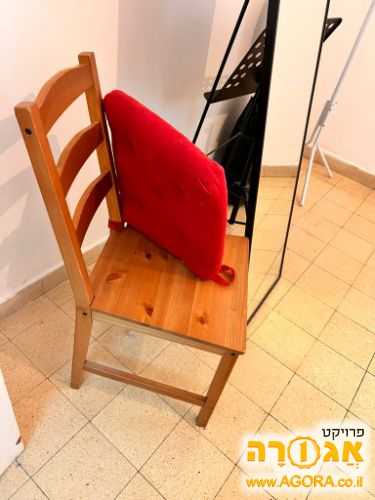 כסא עץ
