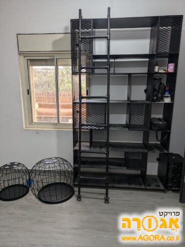 ספריית ברזל שחורה