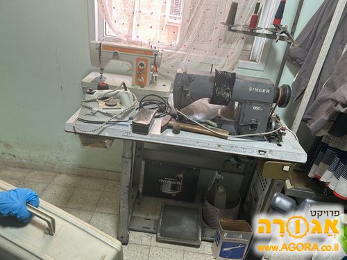 מכונת תפירה מקצועית עם שולחן מובנה