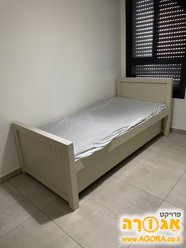 מיטת יחיד מעץ