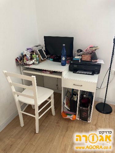 מיטת יחיד ארונית ופינת מחשב