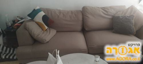 ספה תלת מושבית בת שנתיים