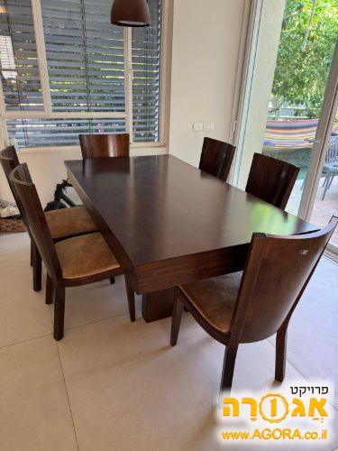 שולחן פינת אוכל וכסאות