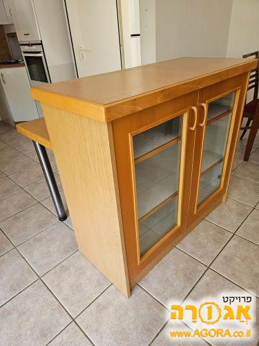 שולחן אוכל וויטרינה