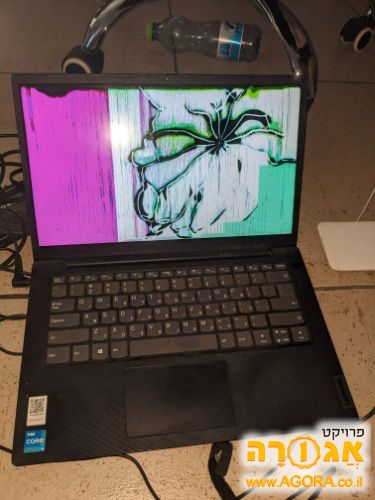לפטופ ישן עם מסך שבור