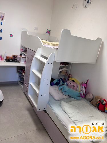 מיטת קומותיים עם מדפים, מגירות ושולחן