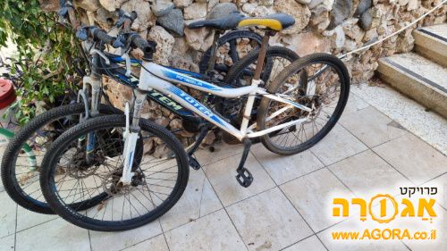 שני זוגות אופניים