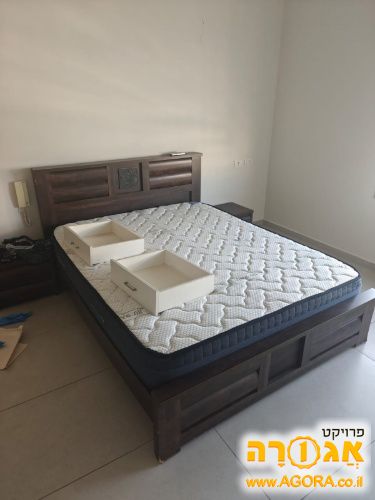מיטה עם מזרון ושידות צד