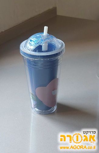 כוס שתיה עם קש