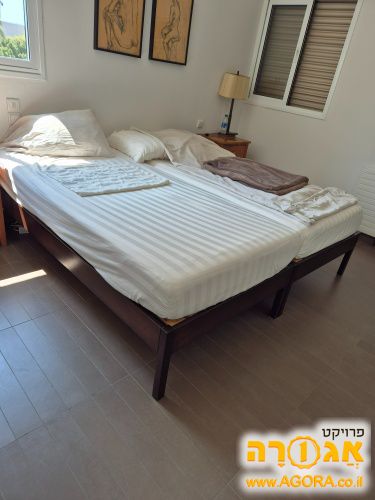 2 מיטות זהות עם מזרונים
