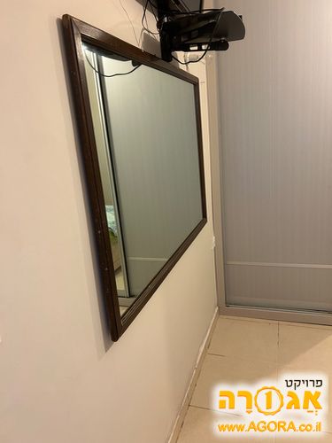 ראי גדול עם מסגרת עץ