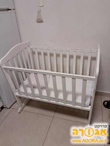 עריסה לתינוק עם מזרון
