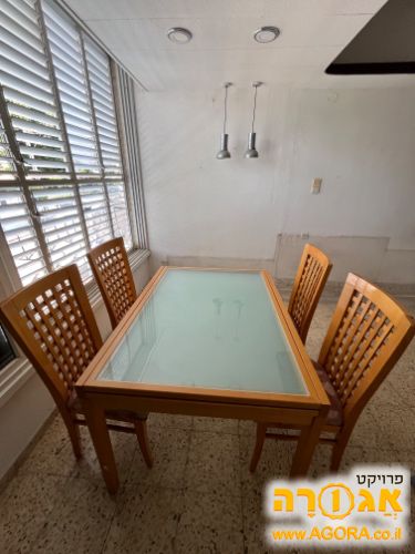 פינת אוכל שולחן ו4 כסאות