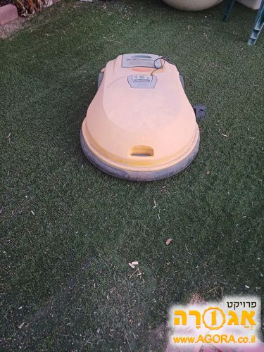 רובט מכסח דשא עם שלט