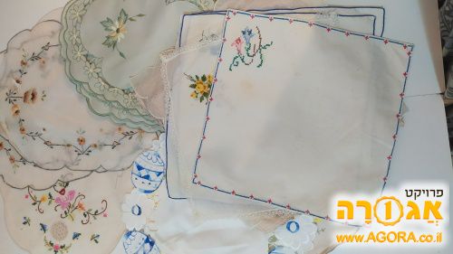 המון מפיות מעוטרות וסרוגות במסרגה אחת