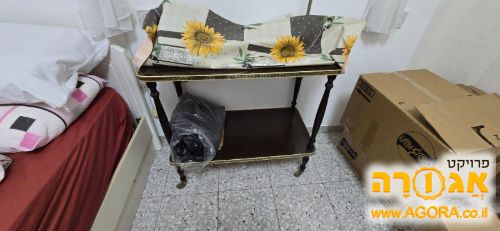 שולחן לטלוויזיה קטנה