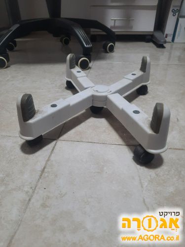 משא/סטנד עשוי על גלגלים למחשב נייח