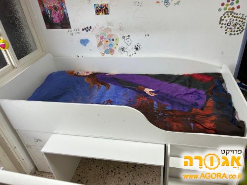 מיטת גלריה עם שלחן