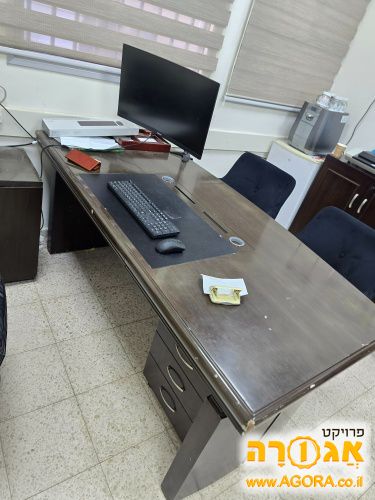 ציוד משרדי שולחן