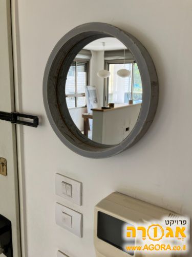 מראה עגולה עם מסגרת עץ