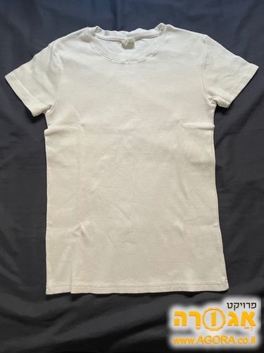 חולצה לבנה שיכולה להתאים גם לבית ספר