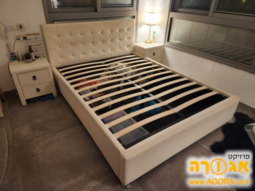 מיטה זוגית עם גב מרופד למזרון 140×190