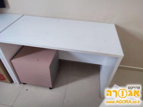 שולחן לתלמיד עם כסא ומדפים
