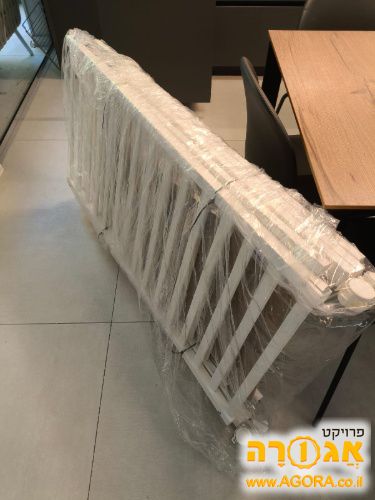 מיטת תינוק + כיסא אוכל לתינוק
