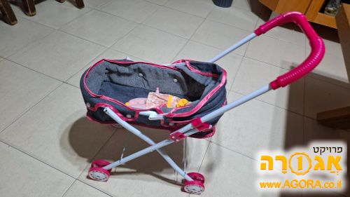 עגלה עם בובה