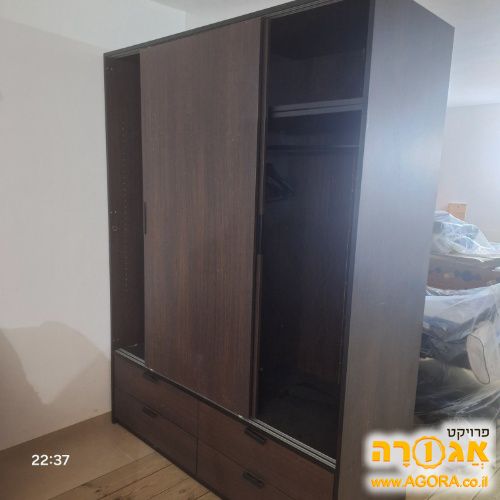 ארון בגדים עם 4 מגירות