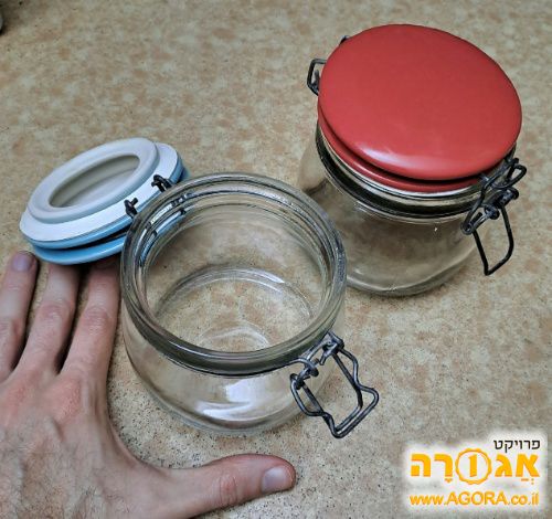 שתי צנצנות זכוכית עם קליפס סוגר