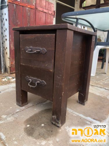 שידה קטנה חומה