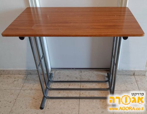 שולחן קטן עם מסגרת מתכתית