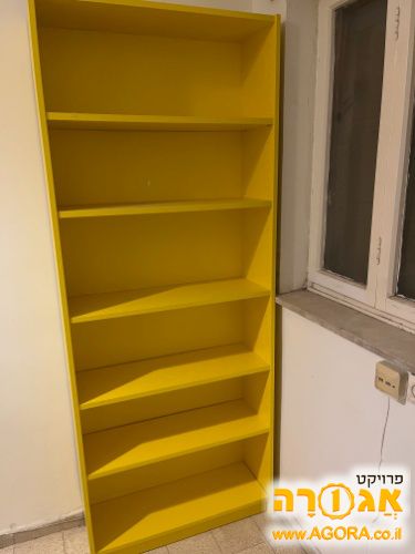 ארון מדפים
