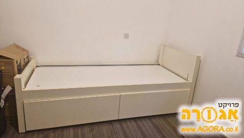 מיטת יחיד עם מיטת חבר
