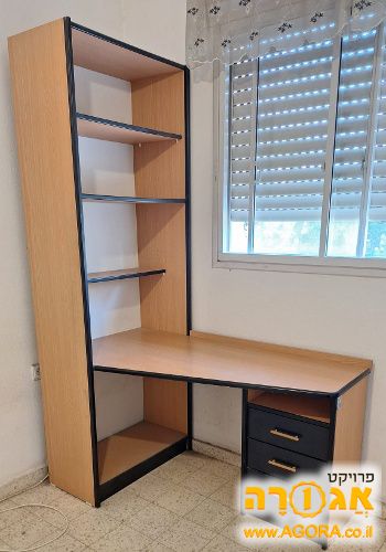 שולחן כתיבה עם מדפים ומגרות