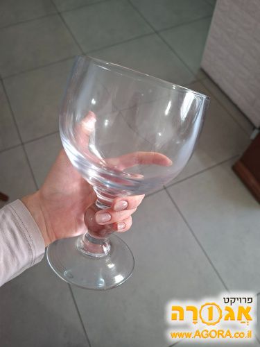 כוס זכוכית גדולה