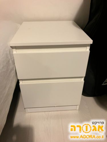שידת לילה קטנה