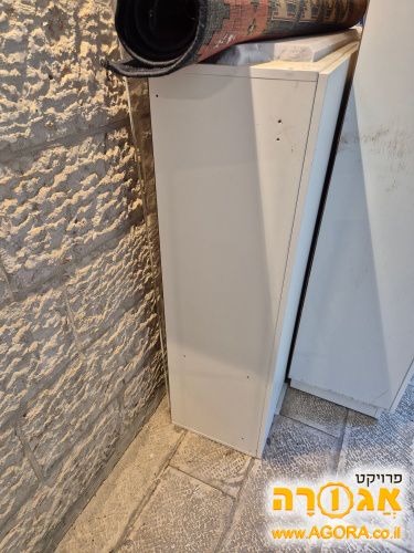 ארונית מדפים נמוכה