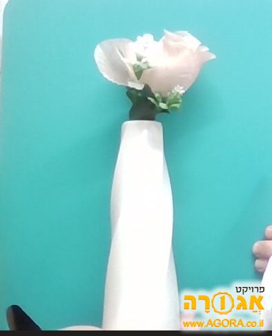 עציץ קטן עם פרח מלאכותי