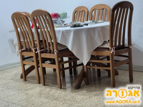 שולחן וכיסאות