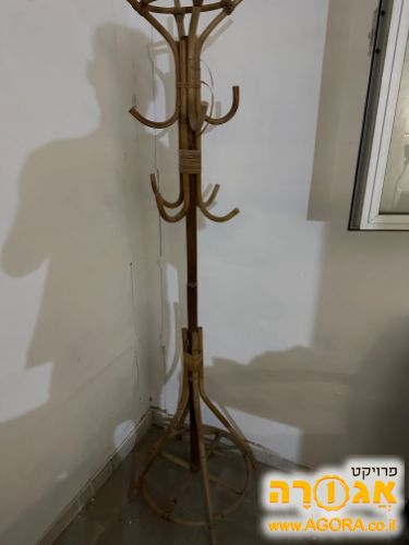 מתלה בגדים מעץ