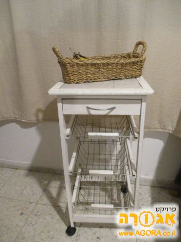 עגלת עץ עם סלסלות אחסון