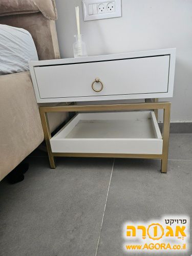 שידת לילה יפהפיה