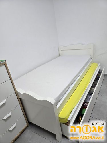 מיטת ילדים נפתחת עם מגירות