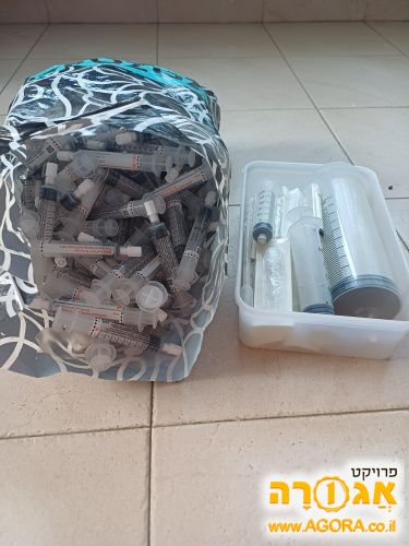 מלא מזרקי פלסטיק