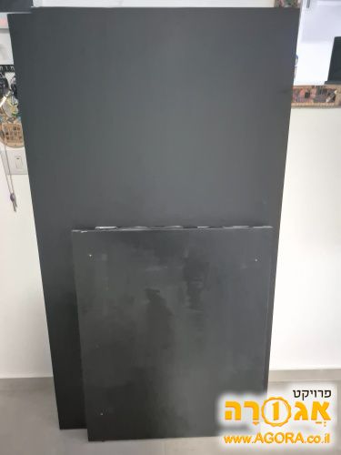 2 פלטות עץ צבועות בתנור