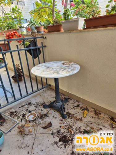 שולחן עגול עם פלטה משיש
