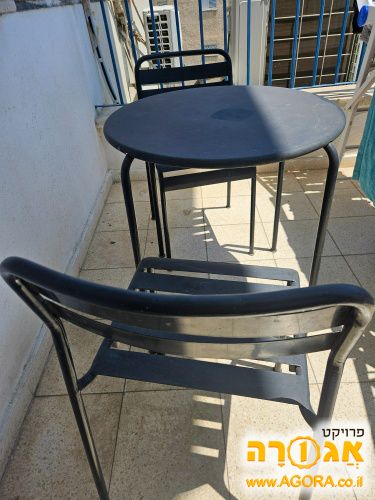 שולחן מתכת ושני כסאות למרפסת