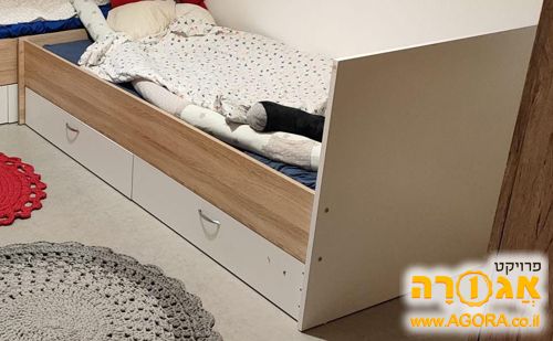 מיטת יחיד עם מגירות
